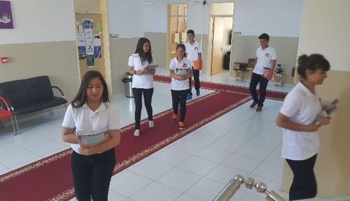 &Ouml;ğrencilerin Ayaklarına Kırmızı Halı Seren Lise