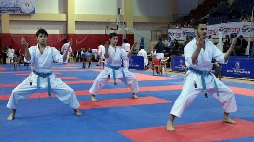Kul&uuml;pler Karate Şampiyonası&rsquo;nda İlk G&uuml;ne İstanbul Damgası