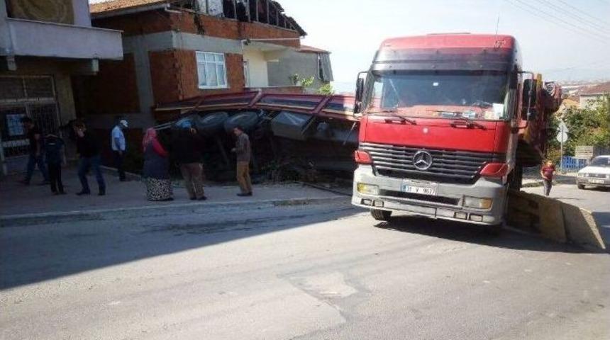 Freni Boşalan Demir Y&uuml;kl&uuml; Tır Binaya Girdi