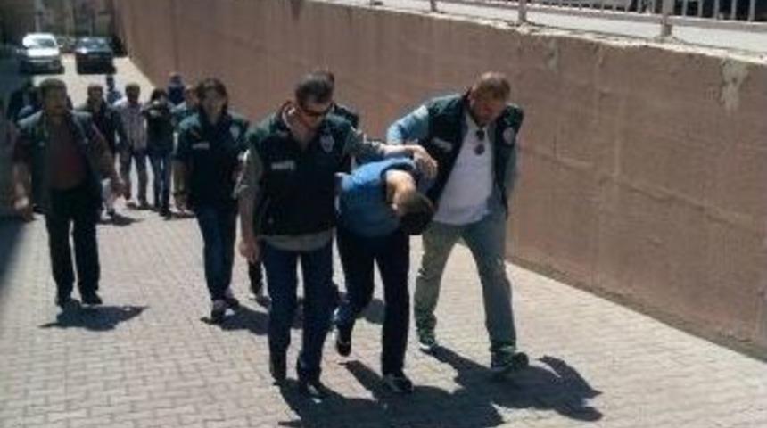 Uyuşturucu Operasyonunda G&ouml;zaltına Alınan 5 Kişi Sağlık Kontrol&uuml;nden Ge&ccedil;irildi