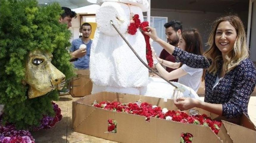 Kesme &Ccedil;i&ccedil;ek&ccedil;inin Hasat Festivali Başlıyor