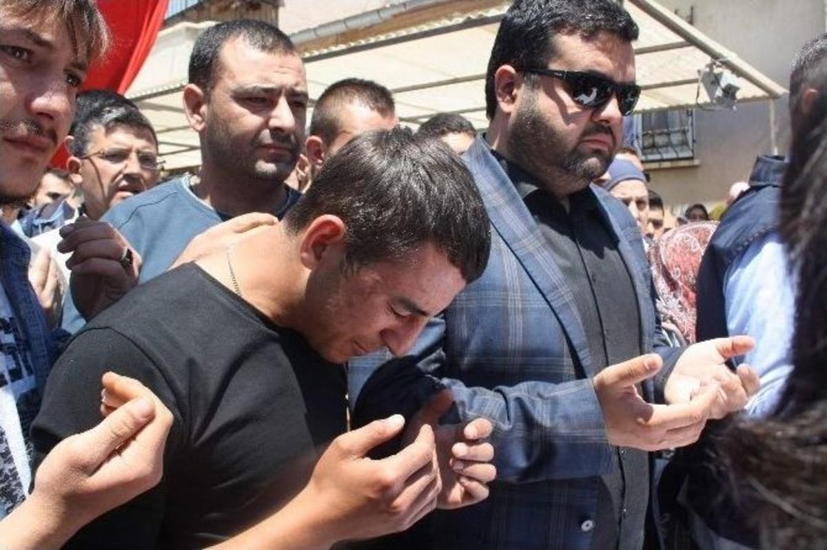Şehit Olan Kardeşini &ldquo;gitme Ne Olursun Mis Kokulum, Nur Y&uuml;zl&uuml;m Gitme&rdquo; S&ouml;zleri İle Uğurladı