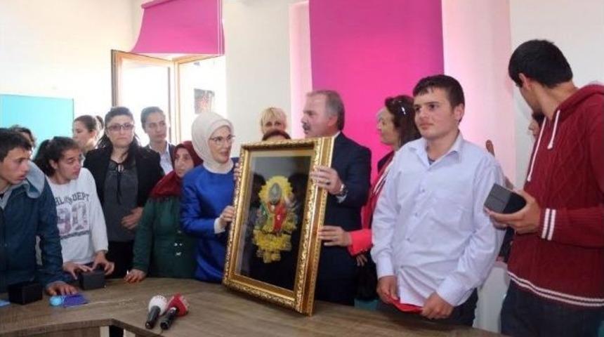 Cumhurbaşkanı Erdoğan&rsquo;ın Eşi Emine Erdoğan, Trabzon&rsquo;da &Ouml;zel Eğitim İş Uygulama Merkezi&rsquo;nin A&ccedil;ılışını Yaptı