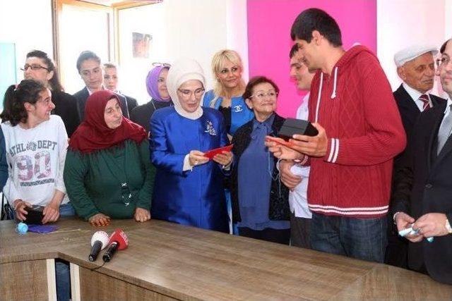 Cumhurbaşkanı Erdoğan&rsquo;ın Eşi Emine Erdoğan, Trabzon&rsquo;da &Ouml;zel Eğitim İş Uygulama Merkezi&rsquo;nin A&ccedil;ılışını Yaptı 1