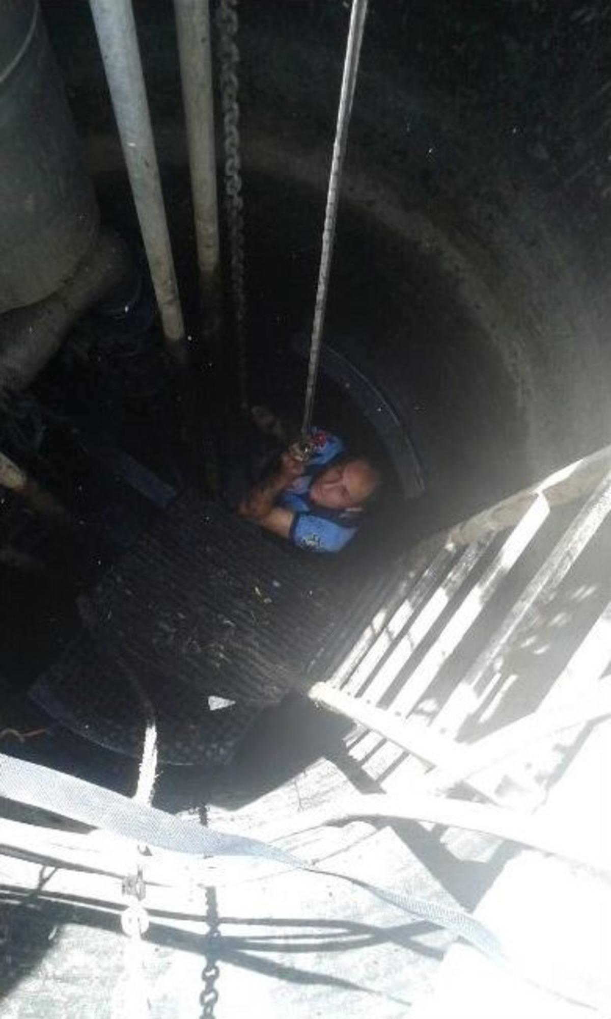 10 Metrelik R&ouml;gara D&uuml;şen İş&ccedil;iyi İtfaiye Kurtardı