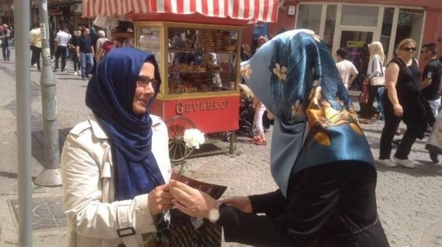 &Ouml;ğrenciler Kadına Şiddete Karanfillerle Dikkat &Ccedil;ekti