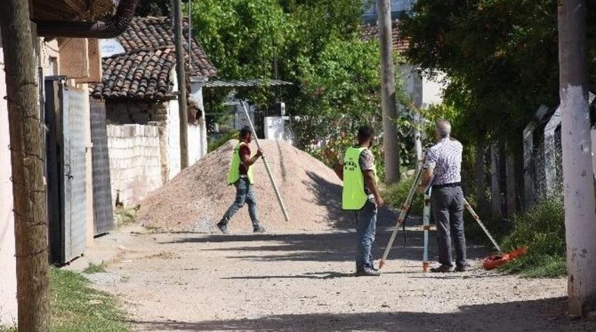 İncirliova&rsquo;da Yol Yapım &Ccedil;alışmaları Devam Ediyor