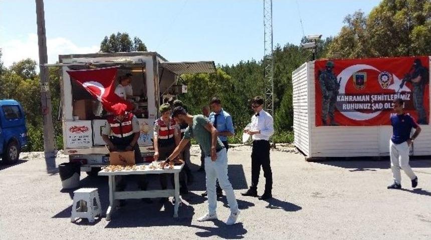 Kontrol Noktasına Girenler Lokma İle Karşılandı