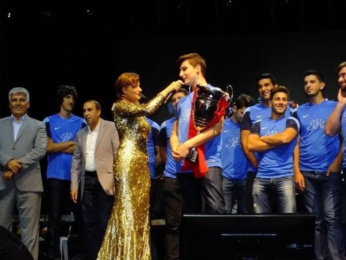 Sanat&ccedil;ı Zara Serik&rsquo;i Coşturdu