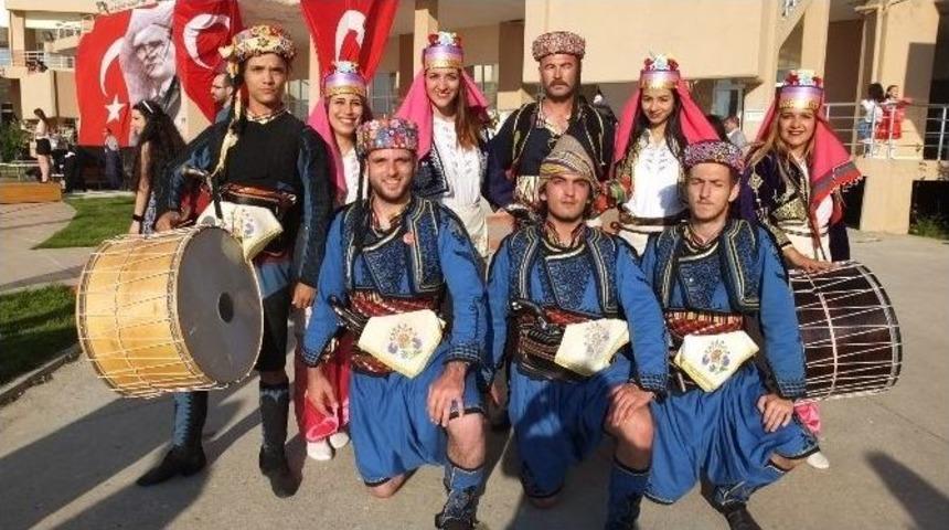 Burhaniye&rsquo;de &Uuml;niversiteli Oyunculara Alkış