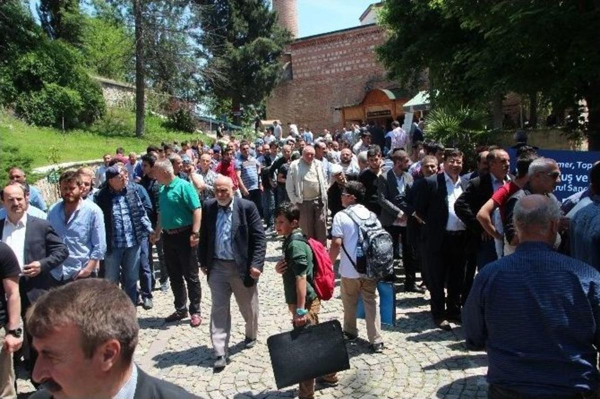 Cami Cemaati Ne Camiye Ne Avluya Sığdı