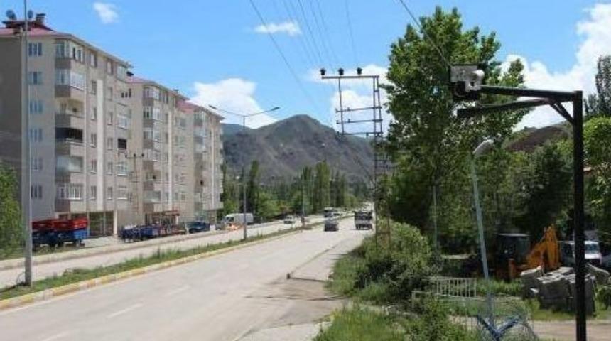 İl&ccedil;e Merkezine İnen 3 Kurt G&uuml;venlik Kamerasına Yansıdı