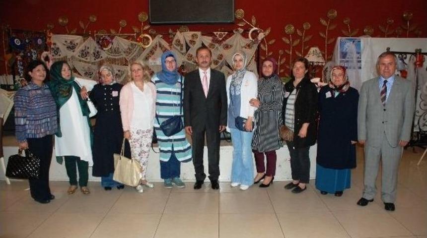 İzmek Kursiyerleri Eserlerini Sergiledi