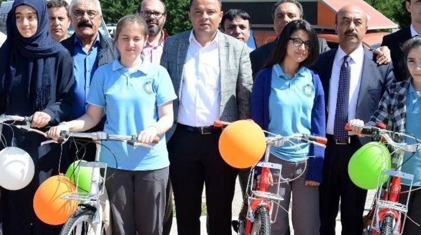 Lise &Ouml;ğrencilerine Sağlıklı Yaşam İ&ccedil;in Bisiklet Dağıtıldı
