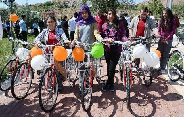 Lise Öğrencilerine Sağlıklı Yaşam İçin Bisiklet Dağıtıldı