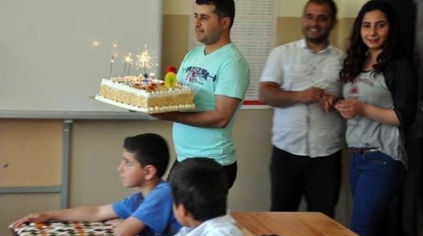 Vali &Ccedil;ınar&rsquo;dan İlkokul &Ouml;ğrencisine Doğum G&uuml;n&uuml; S&uuml;rprizi