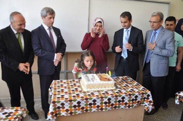 Vali Çınar’dan İlkokul Öğrencisine Doğum Günü Sürprizi