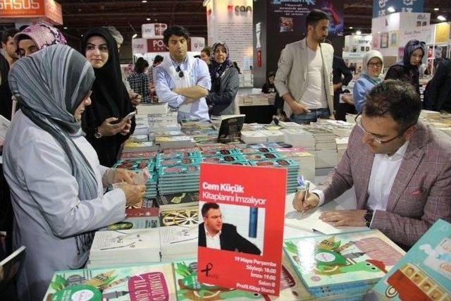 Kitap Fuarı, Yazar Ve Kitapseverler Arasında Bilgi Köprüsü Oldu