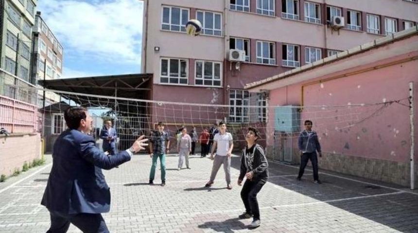 Başkan Tok, &Ouml;ğrencilerle Voleybol Oynadı