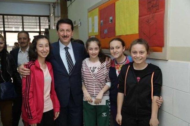 Başkan Tok, &Ouml;ğrencilerle Voleybol Oynadı 1