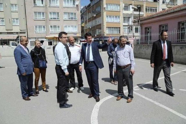 Başkan Tok, &Ouml;ğrencilerle Voleybol Oynadı 2