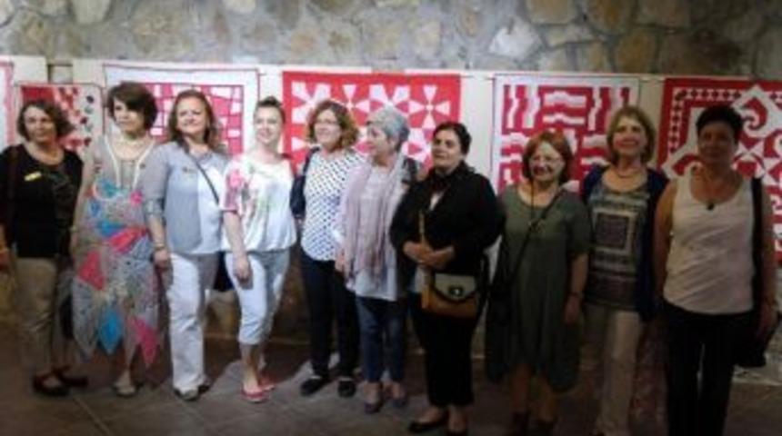 Kan &Ccedil;i&ccedil;eklerine Borcumuz Var Sergisi Bozcaada&rsquo;da A&ccedil;ıldı