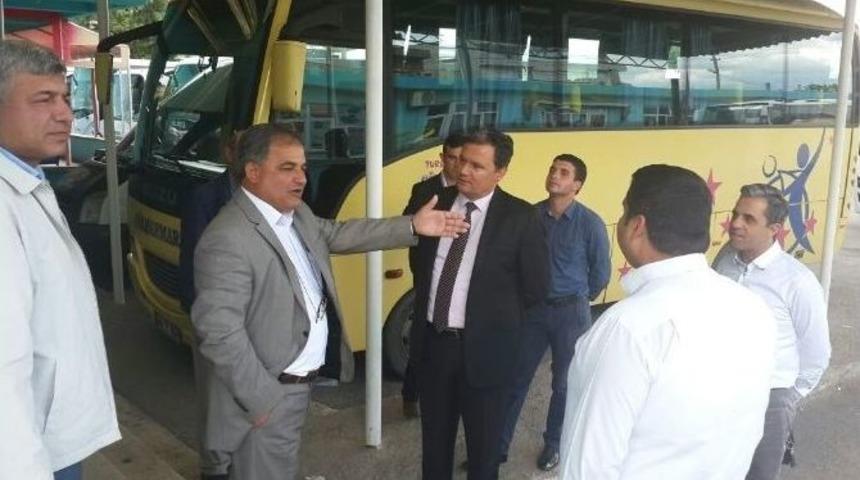 Esnafa T&uuml;rk Bayrağı Hediye Etti