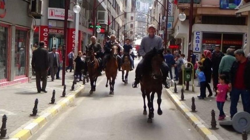 Rahvan Atlar Şehri Nal Sesleriyle İnletti