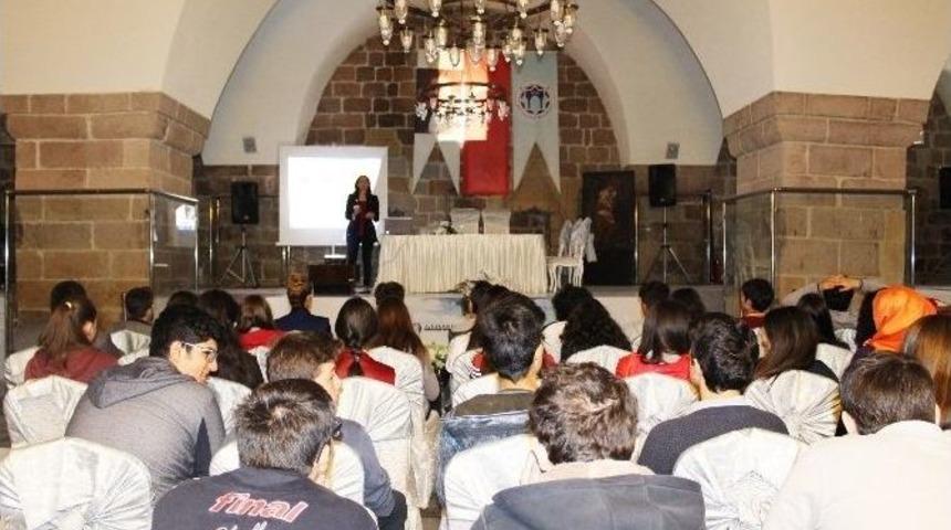 Tarih Dersi, Tarihi Mekanlarda Verildi