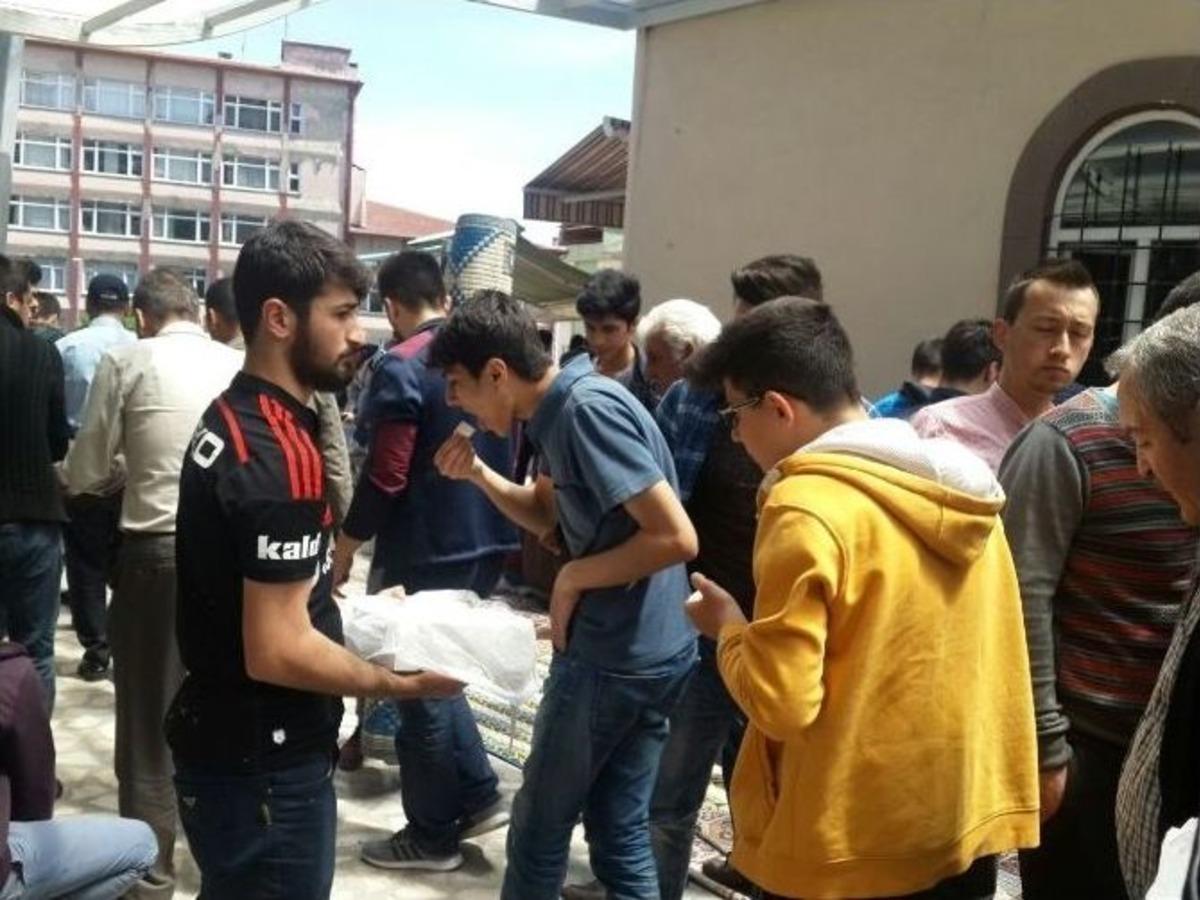 Bilecik Uni Bjk Taraftar Grubu Cuma Namazı &Ouml;ncesi Şehitler İ&ccedil;in Mevlid-i Şerif Okuttular