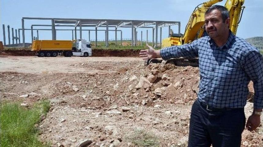 T&uuml;rkiye&rsquo;nin En B&uuml;y&uuml;k Fıstık İşleme Tesisi İ&ccedil;in İlk Kazma Vuruldu