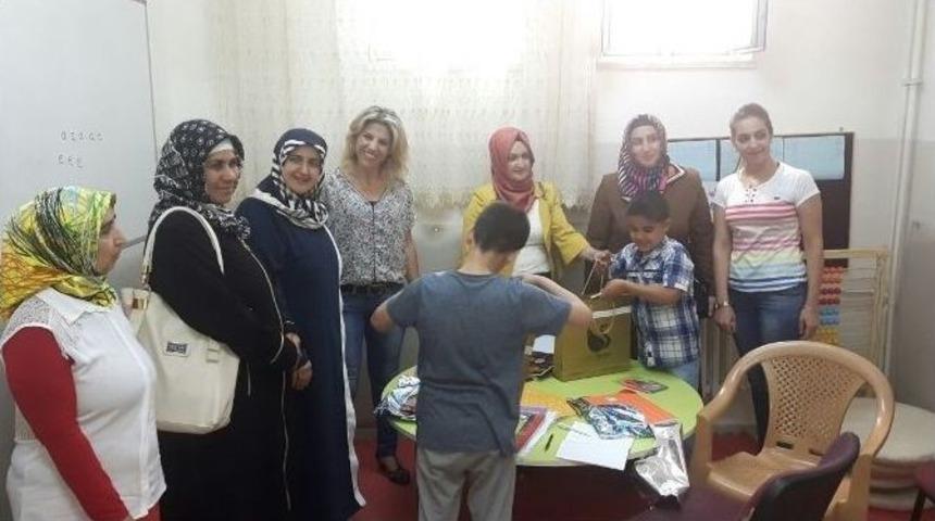 Ak Parti Heyetinden Engelli Ve Otizm Hastası &Ccedil;ocuklara Kırtasiye Yardımı