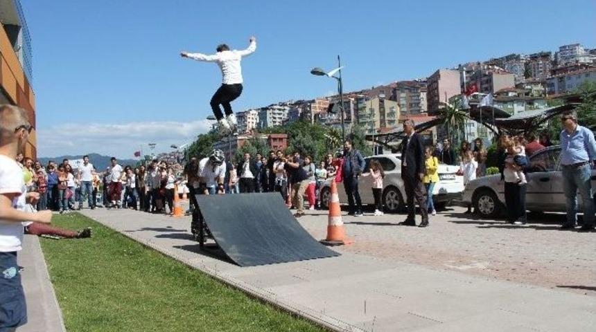 Avm&rsquo;nin Ortasında Dans Ettiler