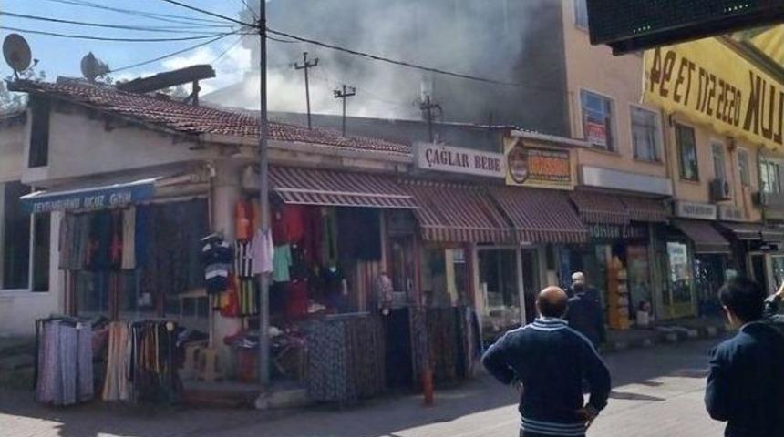 Lokantanın &Ccedil;atısında Yangın &Ccedil;ıktı