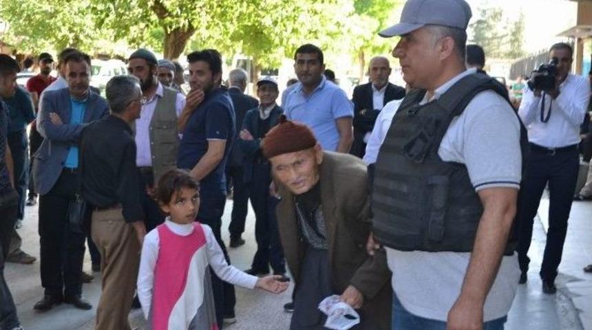 Polisten Yaşlı Vatandaşa Şefkat