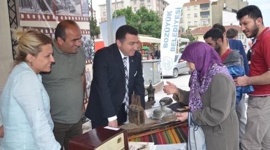 Başkan Bakıcı, Boz&uuml;y&uuml;k Belediyesi Şehir Arşivi Ve M&uuml;zesi&rsquo;nin Tanıtım Standını Ziyaret Etti