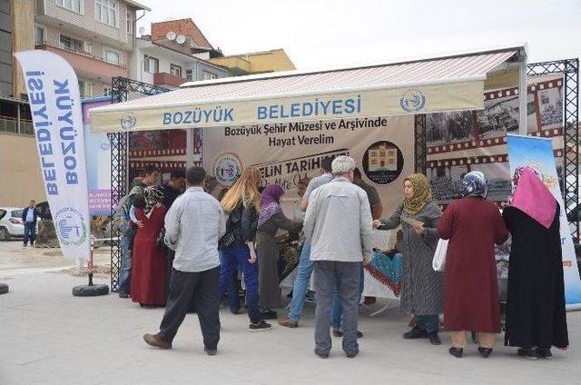 Başkan Bakıcı, Boz&uuml;y&uuml;k Belediyesi Şehir Arşivi Ve M&uuml;zesi&rsquo;nin Tanıtım Standını Ziyaret Etti 3