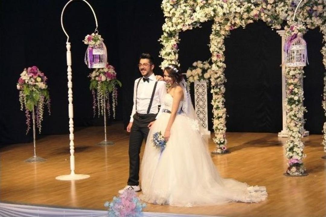 &Uuml;niversitelilerin Yılsonu Defilesi