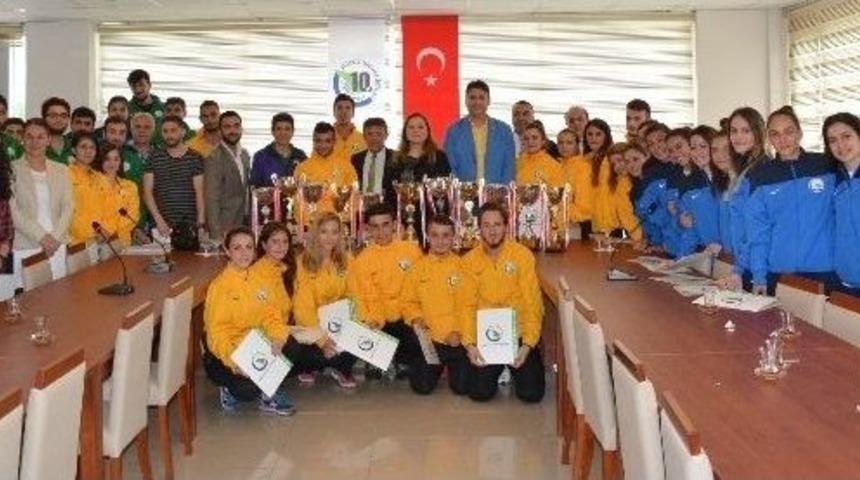 Spor Bilimleri Fak&uuml;ltesi Kupaları Yağdırdı