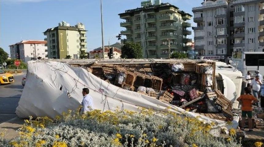 Alanya&rsquo;da Sebze Y&uuml;kl&uuml; Kamyon Devrildi