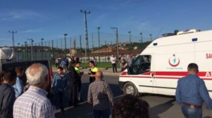 Yolun Karşısına Ge&ccedil;mek İsterken Kamyonet &Ccedil;arptı