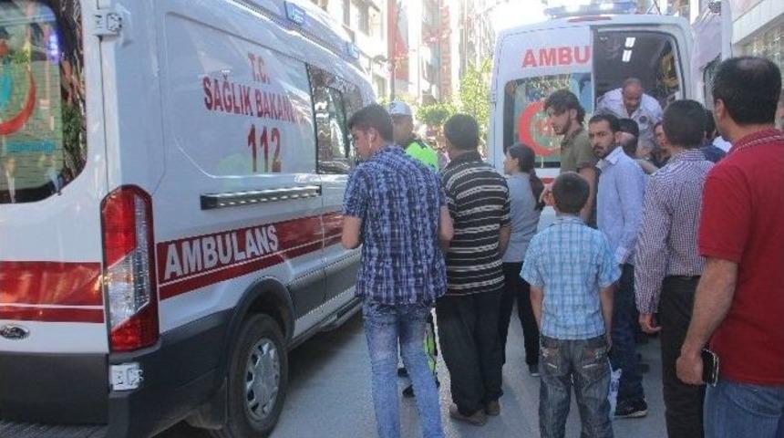 Anne Ve &Ccedil;ocuklarına Otomobil &Ccedil;arptı