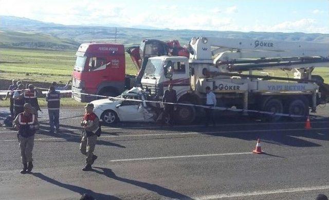 Beton Pompası Kamyonu, Otomobili Biçti: 1 Ölü