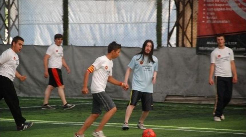 Basın Mensupları İle Engelli &Ouml;ğrenciler Halı Saha Ma&ccedil;ı Yaptı