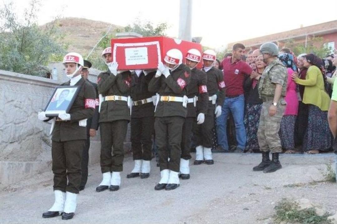 Ter&ouml;ristlerce Şehit Edilen Korucu Toprağa Verildi