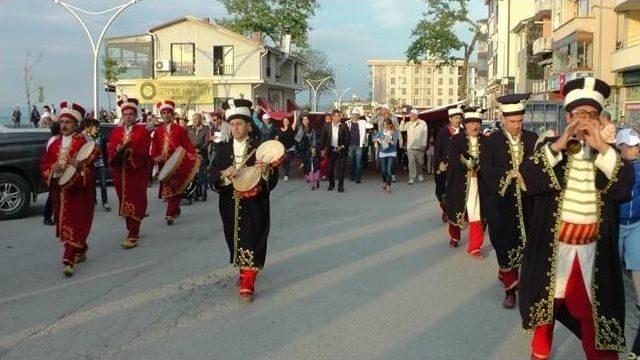 Akçakoca’da Fener Alayı Yürüyüşü Mehteran Eşliğinde Yapıldı