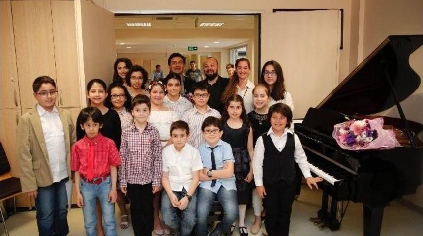 Minik Piyanistlerden Eğlenceli Konser
