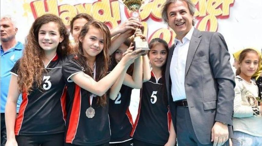 &Ouml;ğrenciler S&uuml;tl&uuml;ce Sahilde Hem Yarıştı Hem Eğlendi