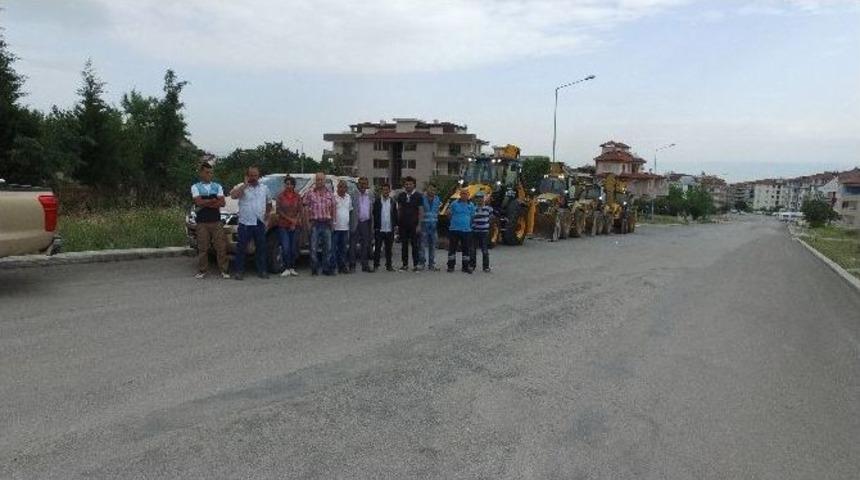 Merkezefendi Belediyesi Yol Kenarındaki Otları Temizledi