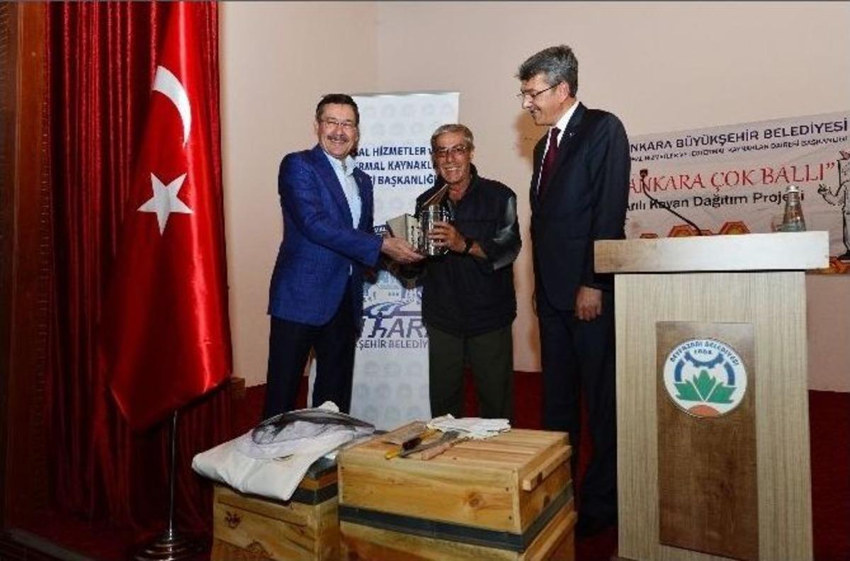 Başkan G&ouml;k&ccedil;ek, Arı Kovanı Dağıttı